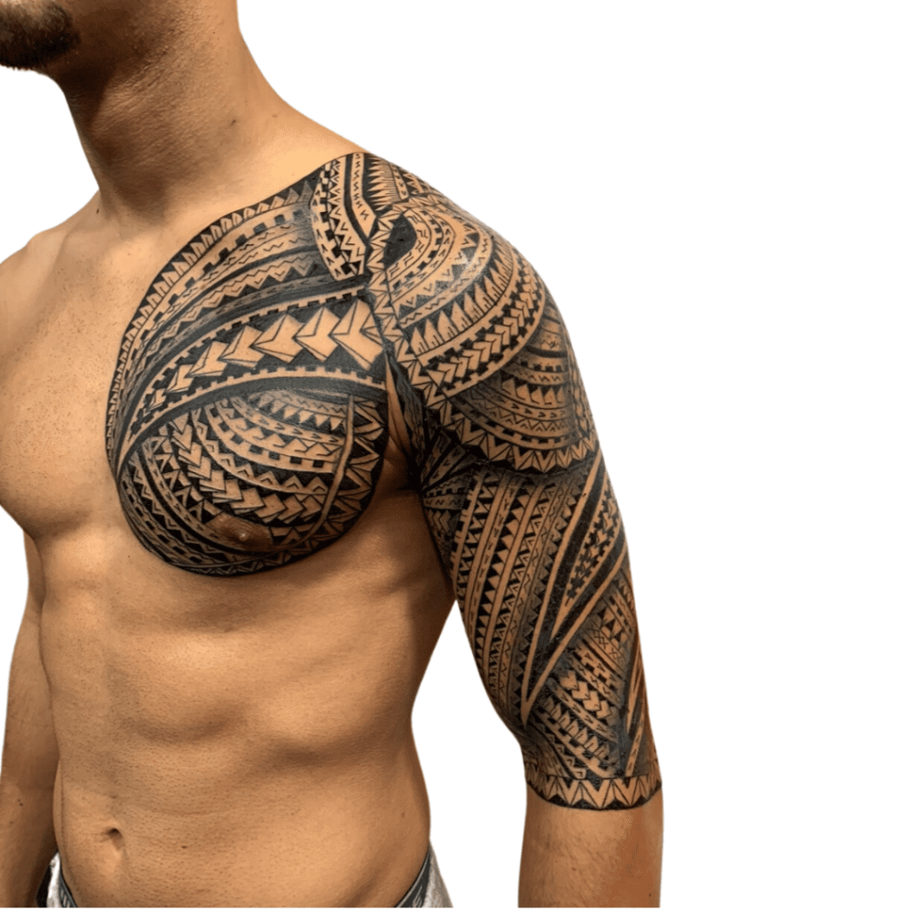 Maori Tattoo auf Brust und Oberarm mit detaillierten Stammesmustern und geschwungenen Formen