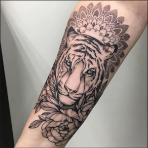 Ein Mandala Tattoo Stilmix mit Realistik