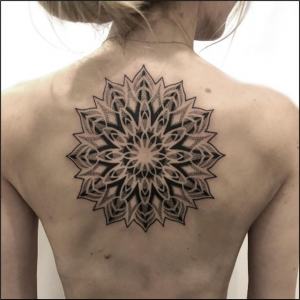Mandala Tattoo auf dem Rücken
