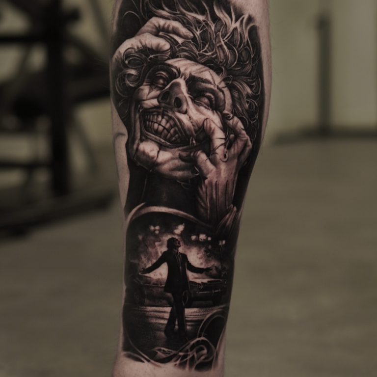 Realistisches Joker Tattoo in black and grey realistic am Bein