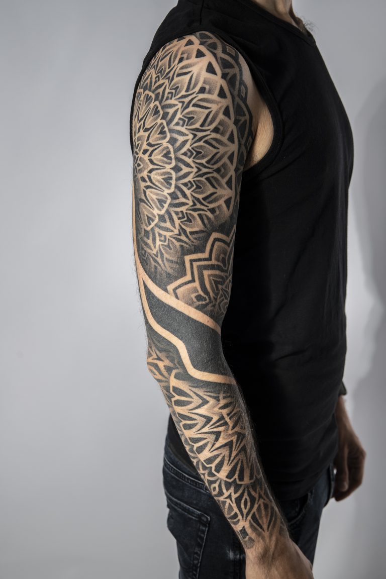 Geometric Armsleeve Tattoo am Arm in black and Grey mit Mandala