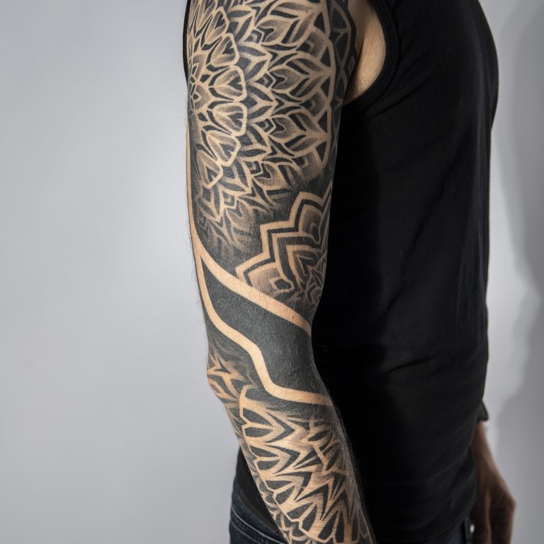 Geometric Armsleeve Tattoo am Arm in black and Grey mit Mandala