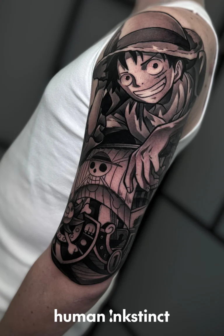 One Piece Ruffy Tattoo Oberarm schwarz-grau