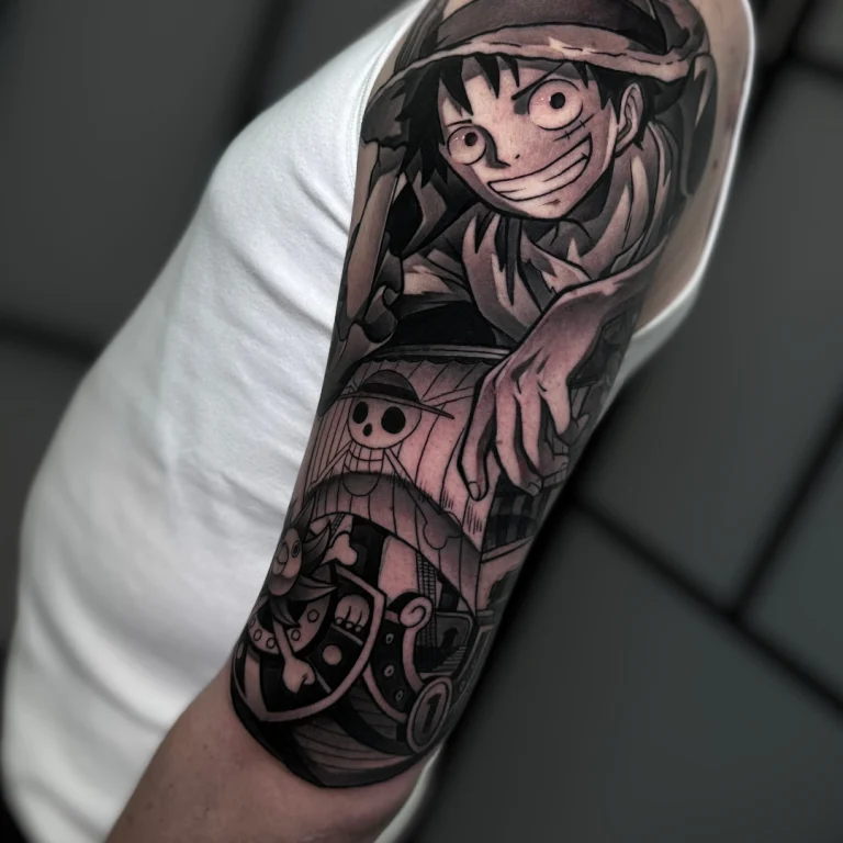 One Piece Ruffy Tattoo Oberarm schwarz-grau